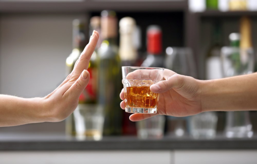 Persona rechazando un trago. Fuente: Shutterstock