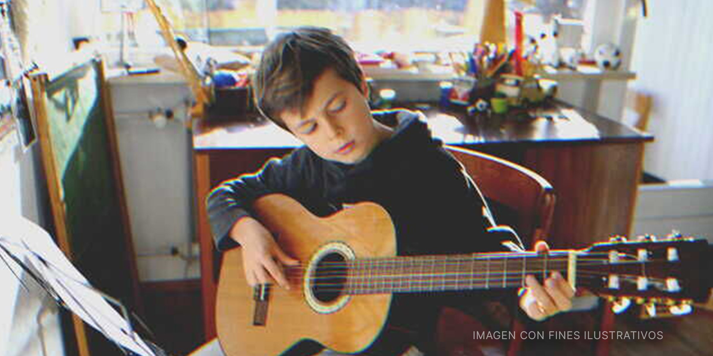 Niño tocando la guitarra. | Foto: Shutterstock