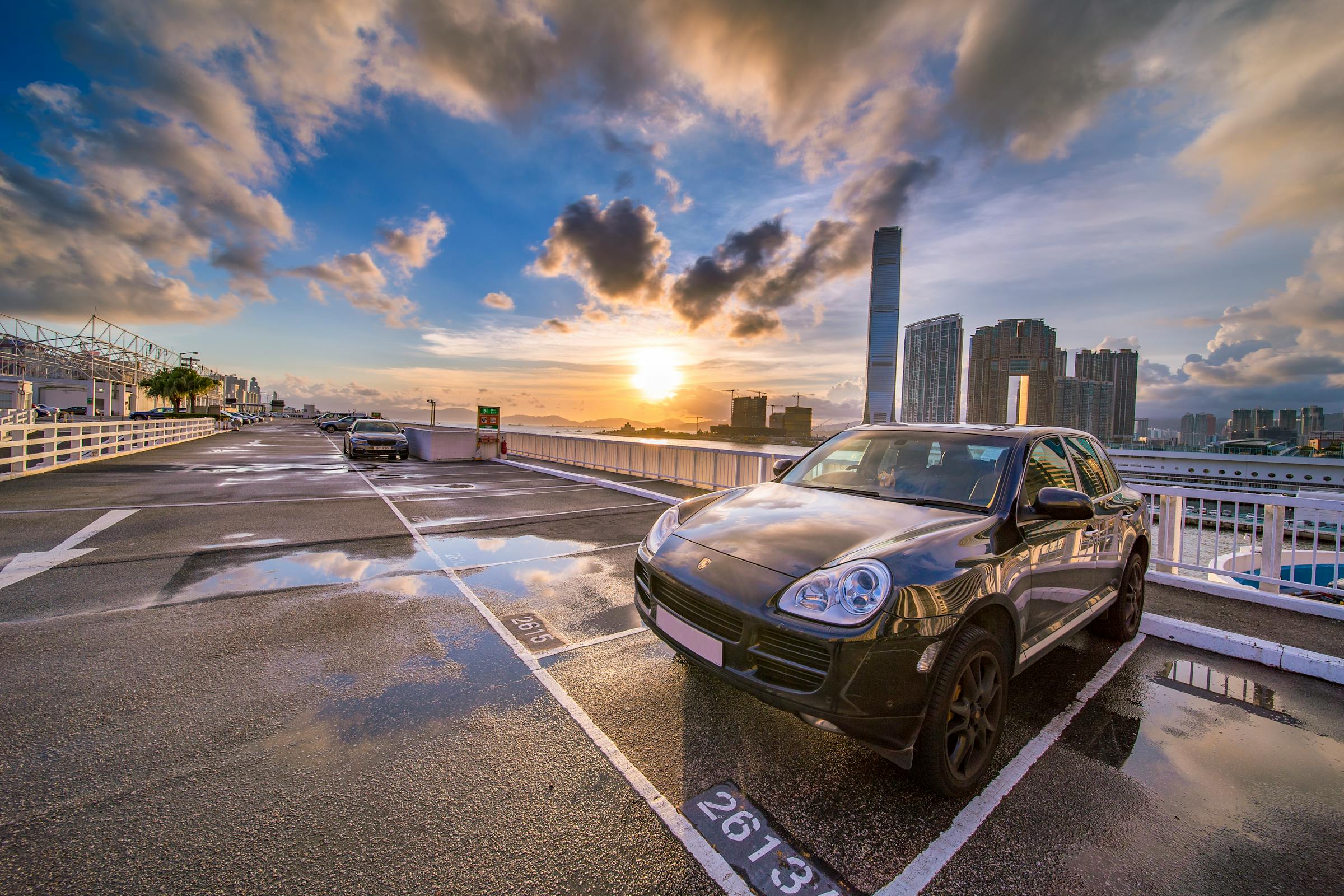 Um estacionamento | Fonte: Pexels