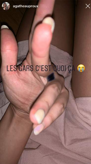 La main de Agathe Auproux | Photo : Instagram/agatheauproux