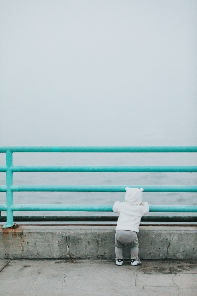 Un bébé regardant la mer. l Source : Unsplash