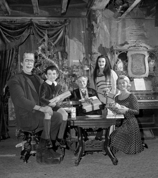 El reparto de la comedia televisiva de la CBS 'The Munsters'. | Foto: Getty Images