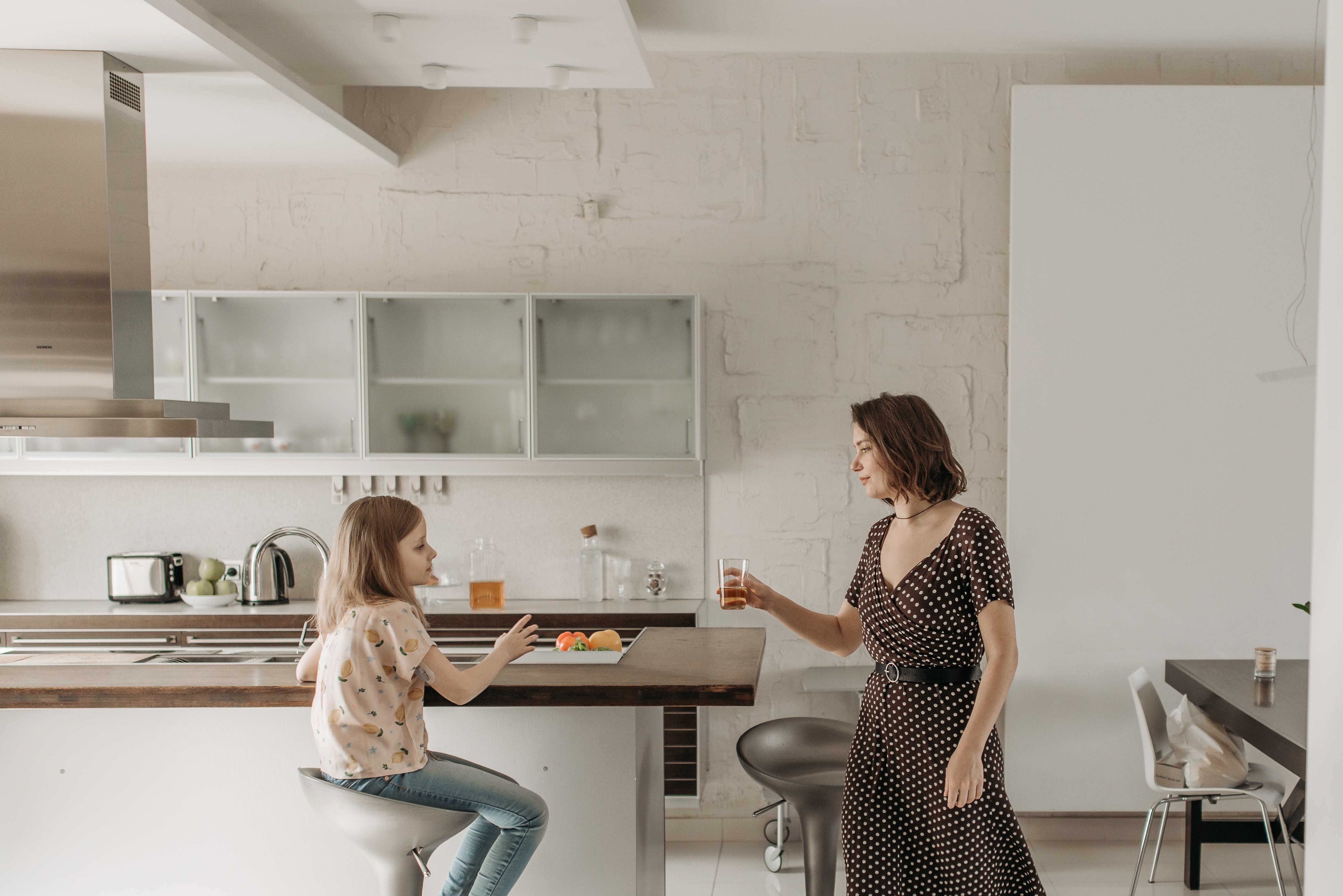 Mother and daughter in a modern kitchen | Source: Pexels