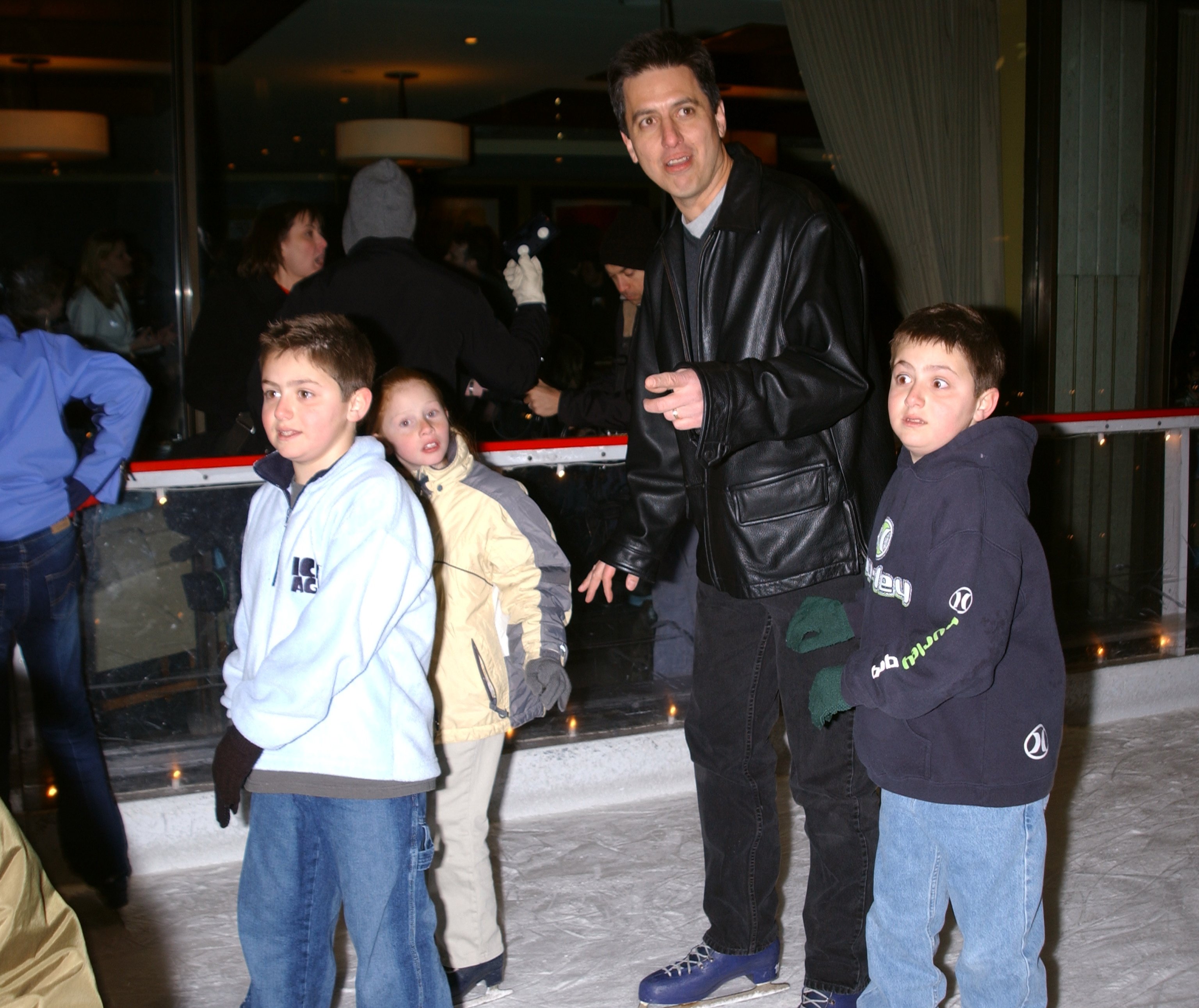 Ray Romano takes to the ice at Rockefeller Center rink with sons Matt and Gregory on January 1, 2002 | Source: Getty Images