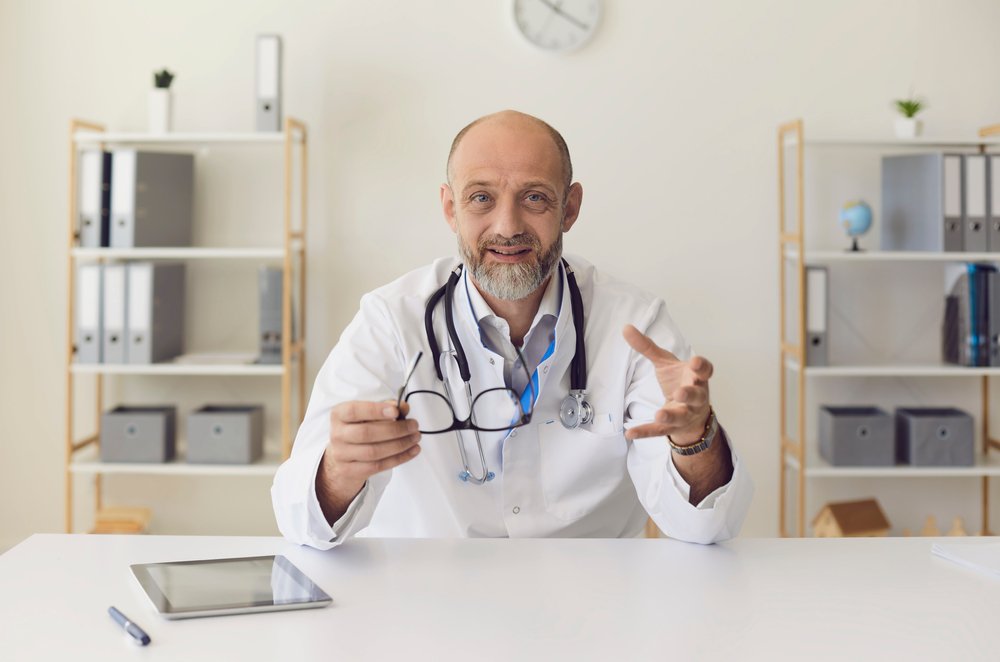A photo of a doctor offering advice. | Photo: Shutterstock