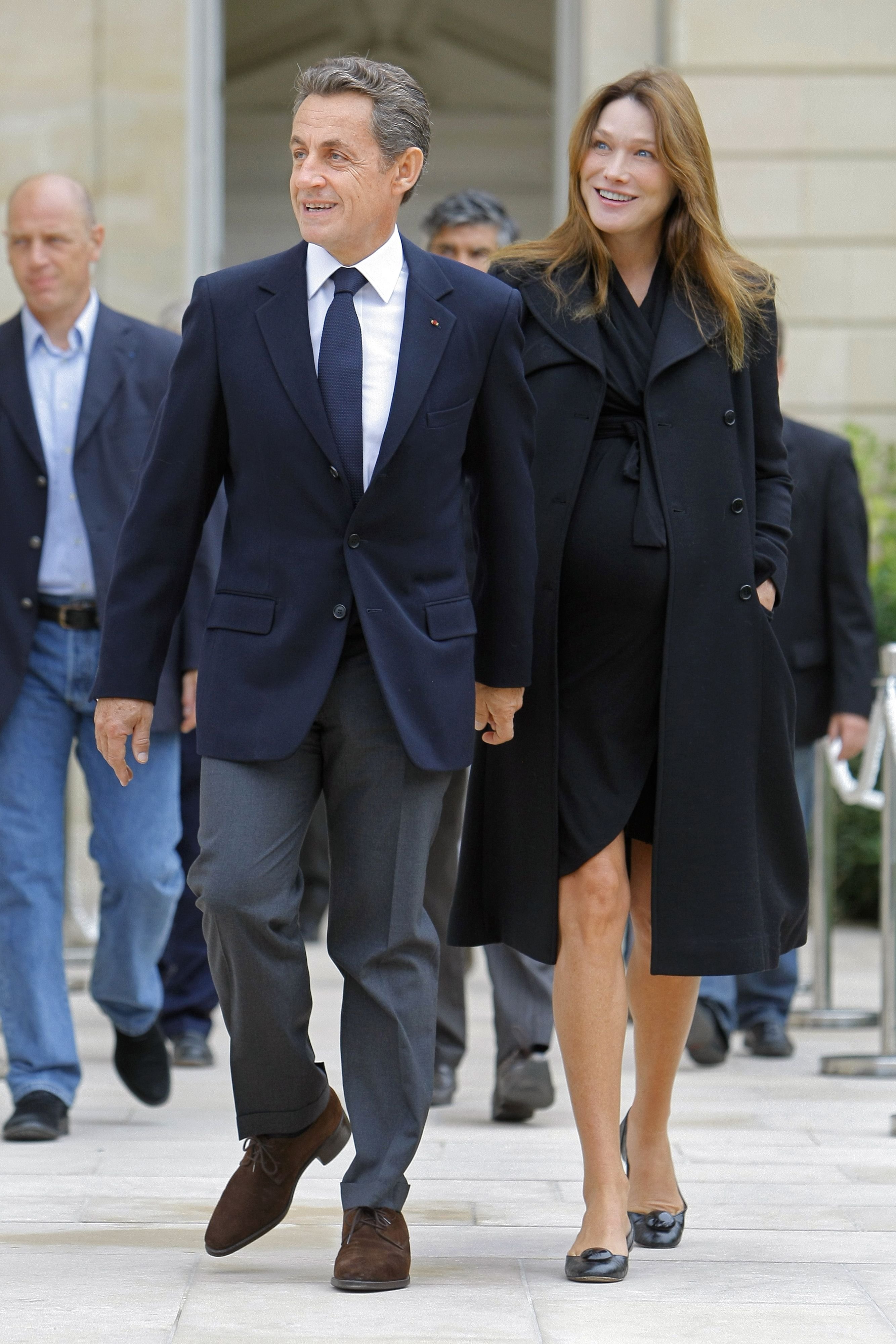 Carla Bruni Sarkozy et Nicolas Sarkozy attendant l'arrivée de leur fille | photo : Getty Images