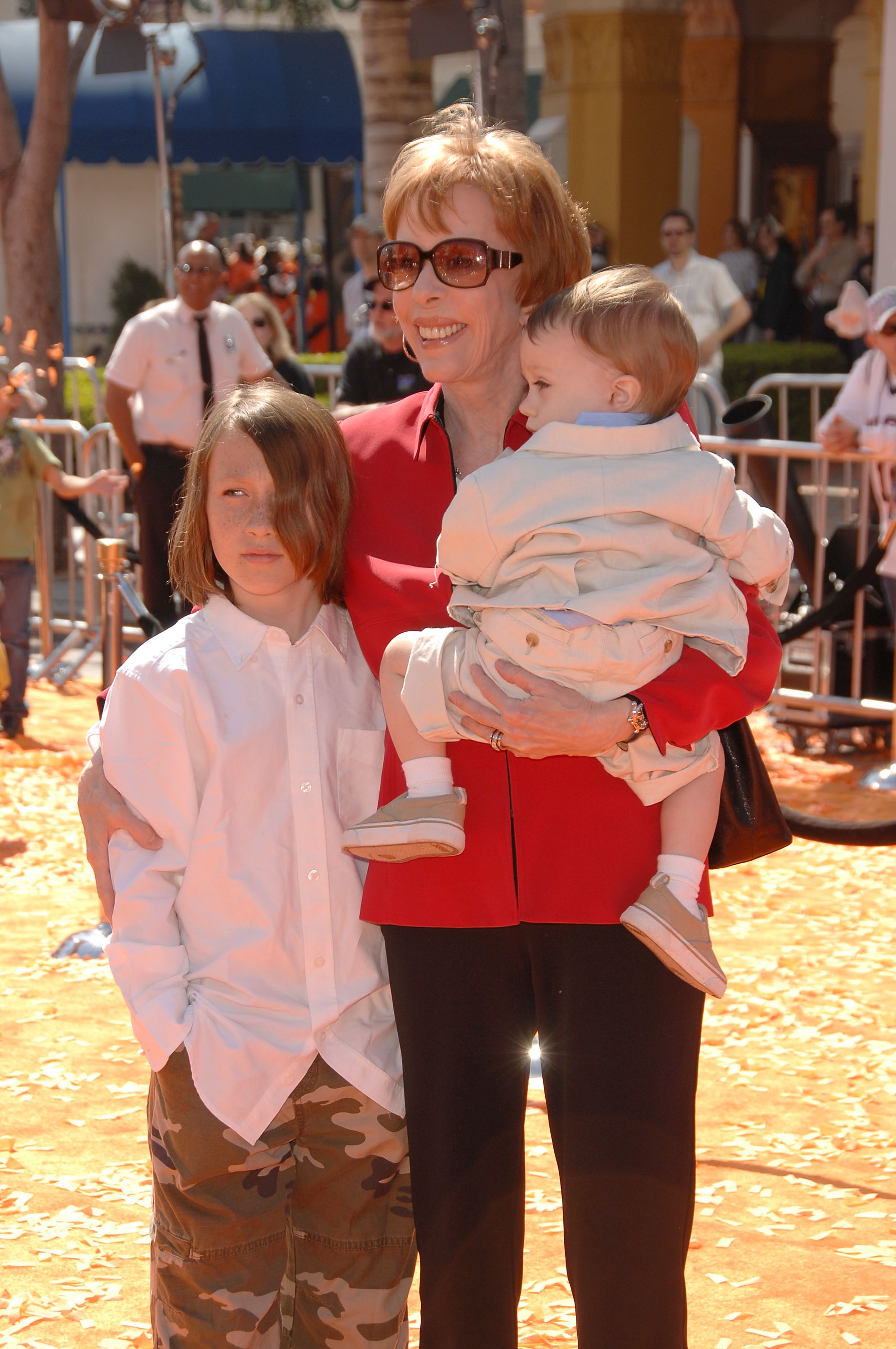 Carol Burnett with her grandsons Zack and Dylan in California, in 2008. | Source: Getty Images