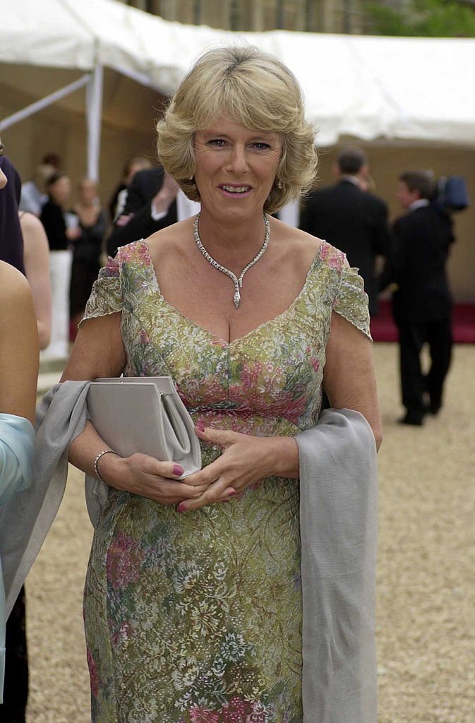 Camilla Parker Bowles asiste a un desfile de moda en Waddesdon Manor, en Buckinghamshire, a beneficio de la organización benéfica Macmillan Cancer Relief. | Foto: Getty Images