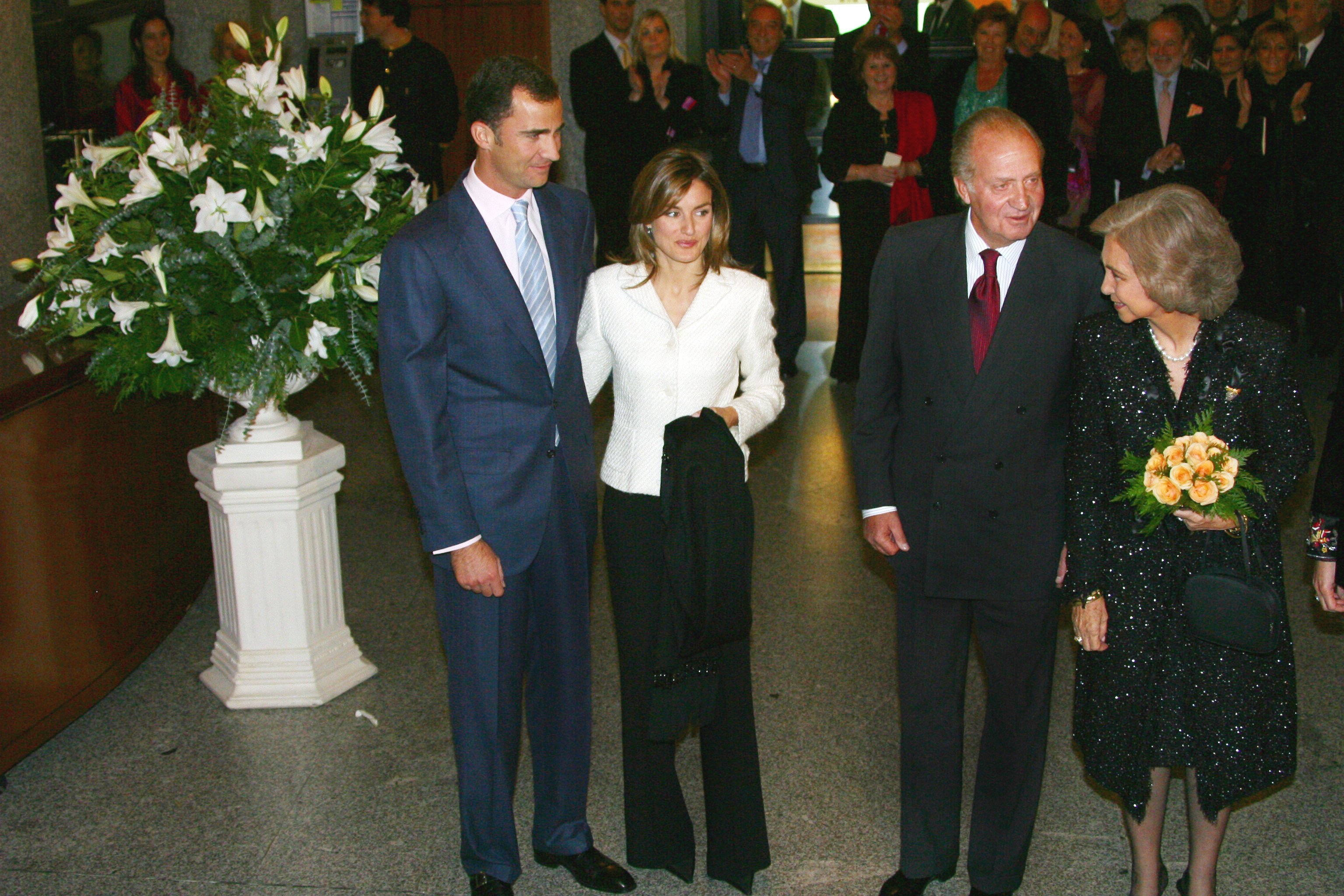 Felipe y Letizia junto al Rey Juan Carlos y la Reina Sofía en el Real Teatro de Madrid en 2003. | Foto: Getty Images