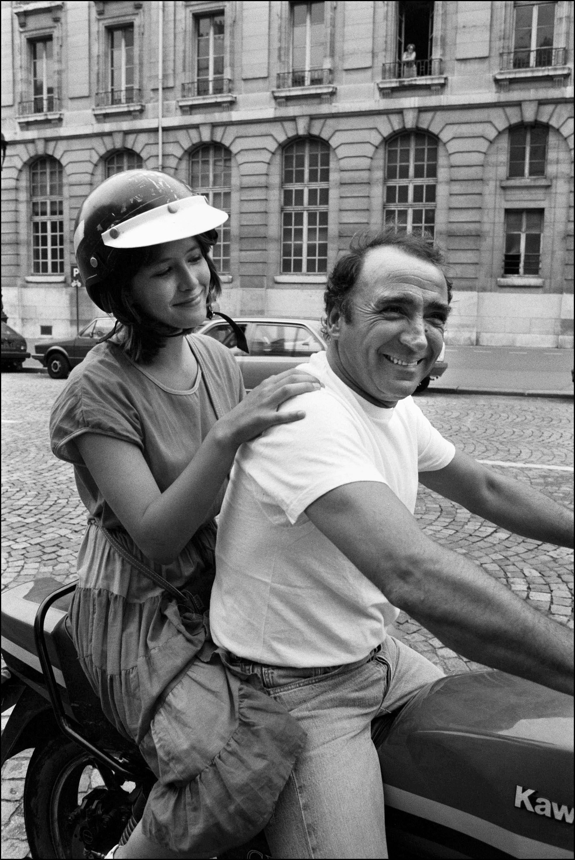 Sohie Marceau sur le tournage de "La Boum II" à Paris, France en juillet 1982. | Photo : Getty Images