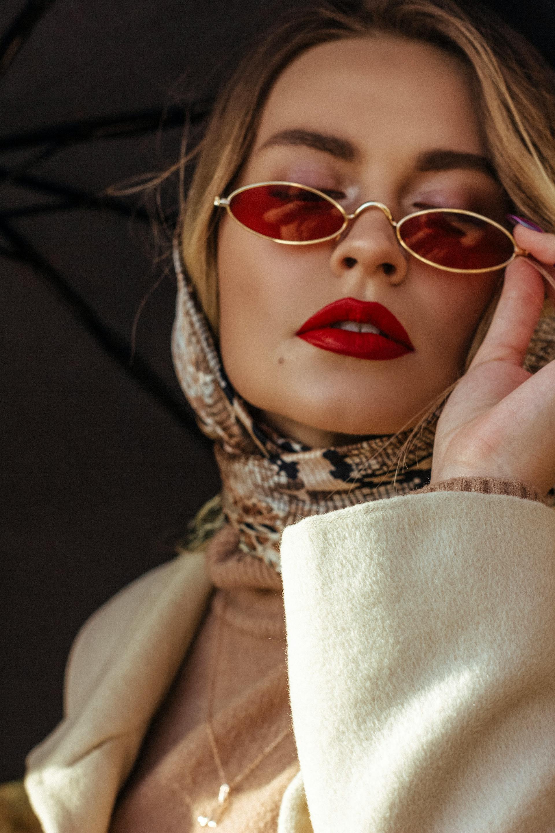 Glamorous woman with sunglasses | Source: Pexels