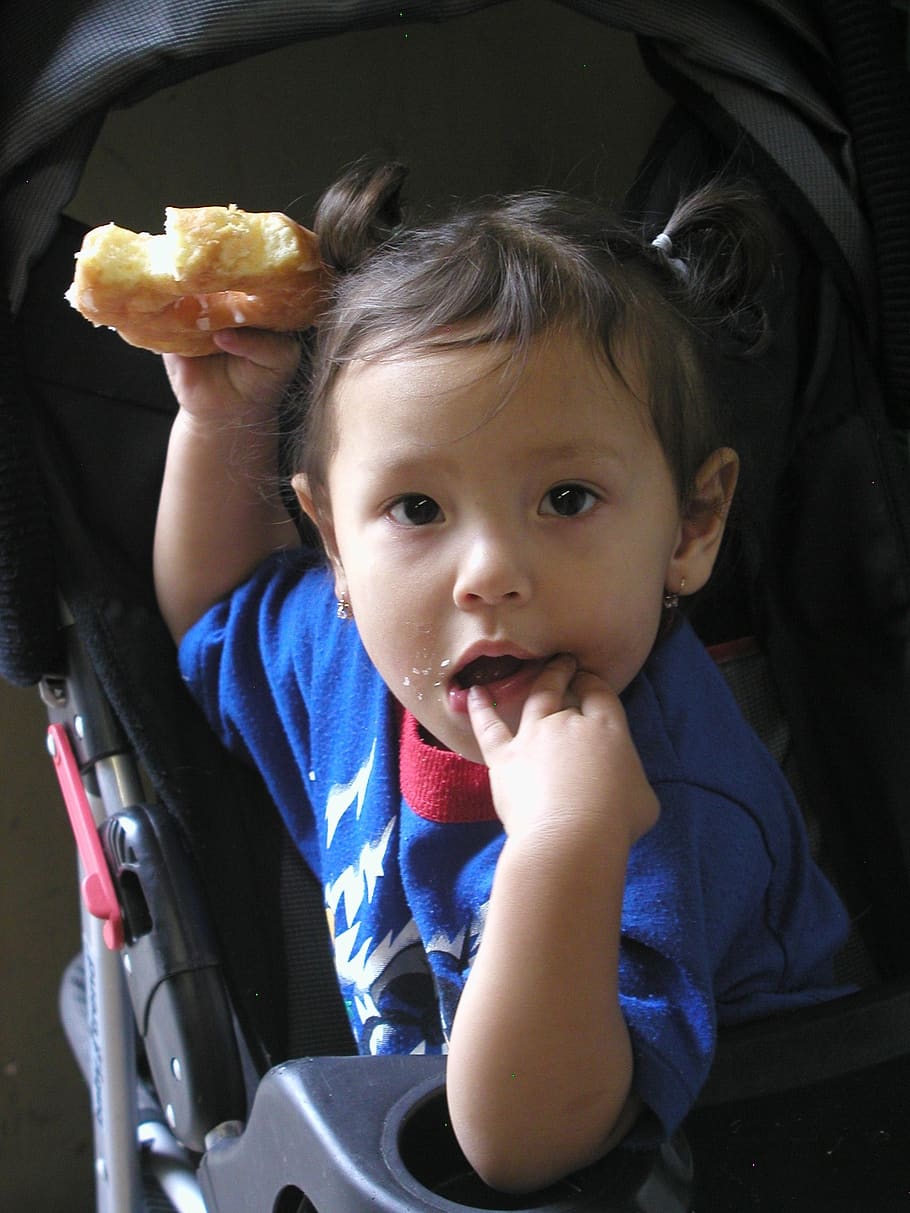 Imagen referencial. Niña sin hogar comiendo un trozo de pan sobre su cochecito. | Foto: PxFuel Imagen referencial. Niña sin hogar comiendo un trozo de pan sobre su cochecito. | Foto: PxFuel