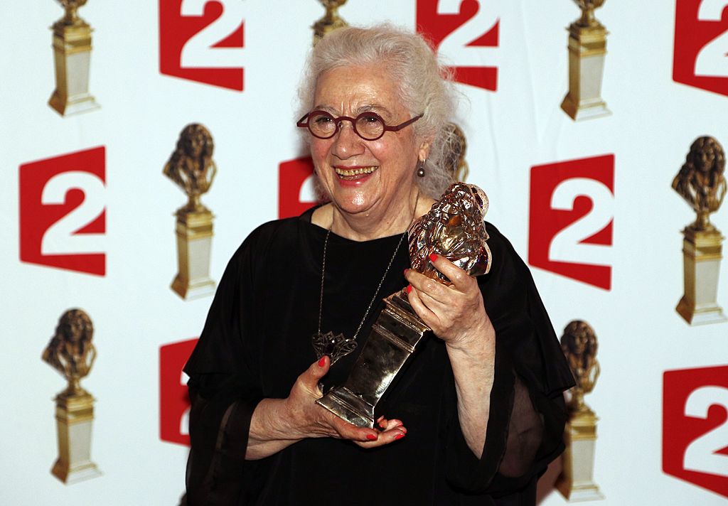 L'actrice française Isabelle Sadoyan pose avec le Prix Molière du Théâtre "Meilleure actrice dans un second rôle" pour "L'origine du monde" lors de la 26e cérémonie de remise des prix du théâtre Molières le 2 juin 2014. | Photo : Getty Images