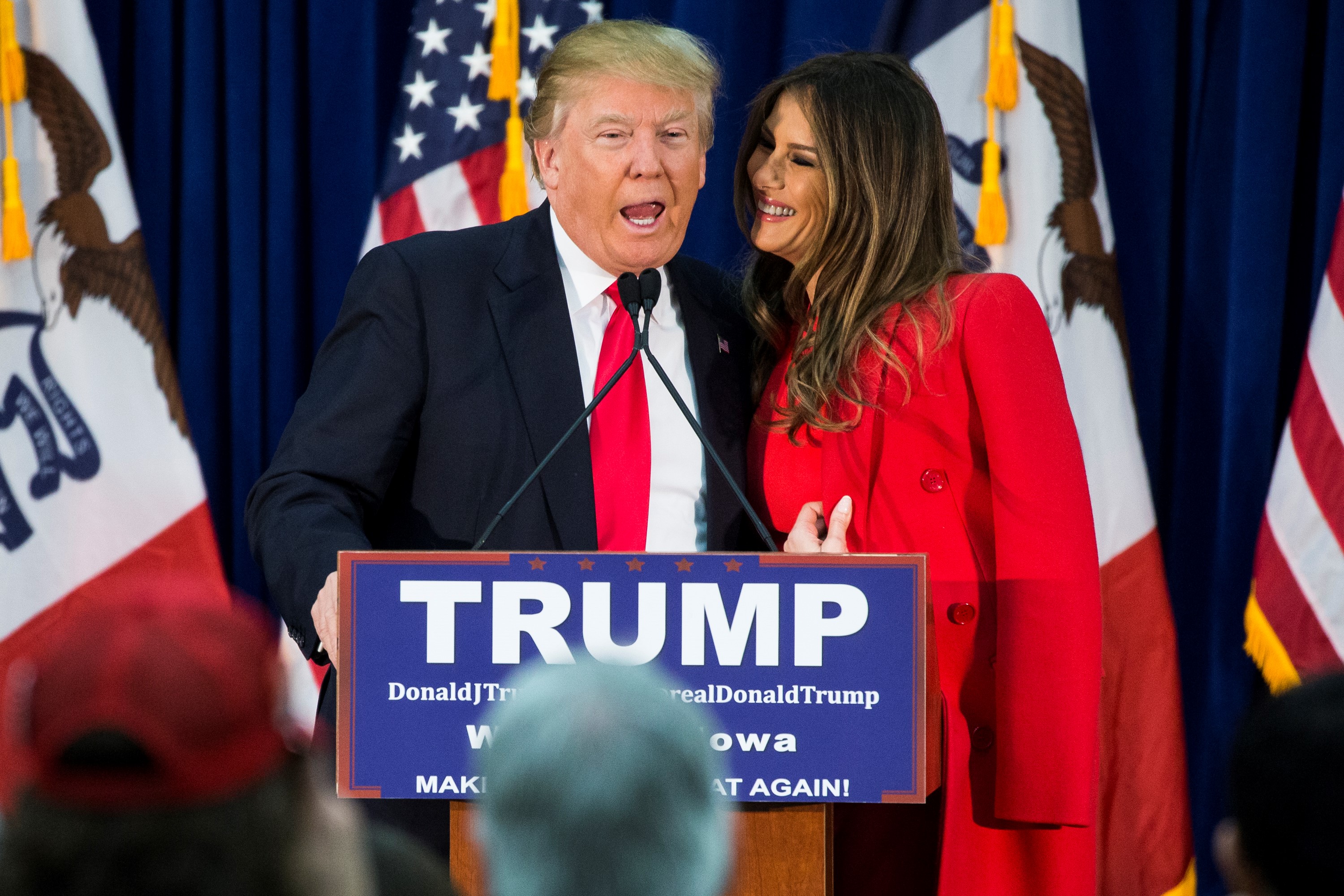 Donald and Melania Trump during a campaign rally in Waterloo, Iowa, on February 1, 2016. | Source: Getty Images