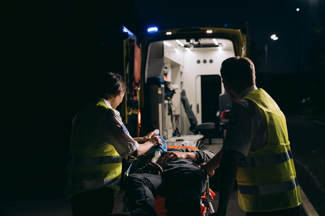 Paramédicos con paciente en una ambulancia. | Foto: Pexels
