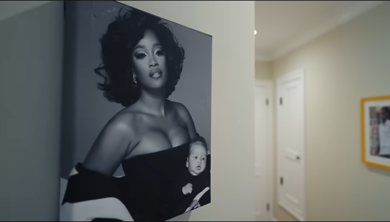 Glamour meets motherhood! This striking black-and-white hallway portrait captures a stunning Palmer holding her newborn son, Leo. | Source: YouTube/@Archdigest