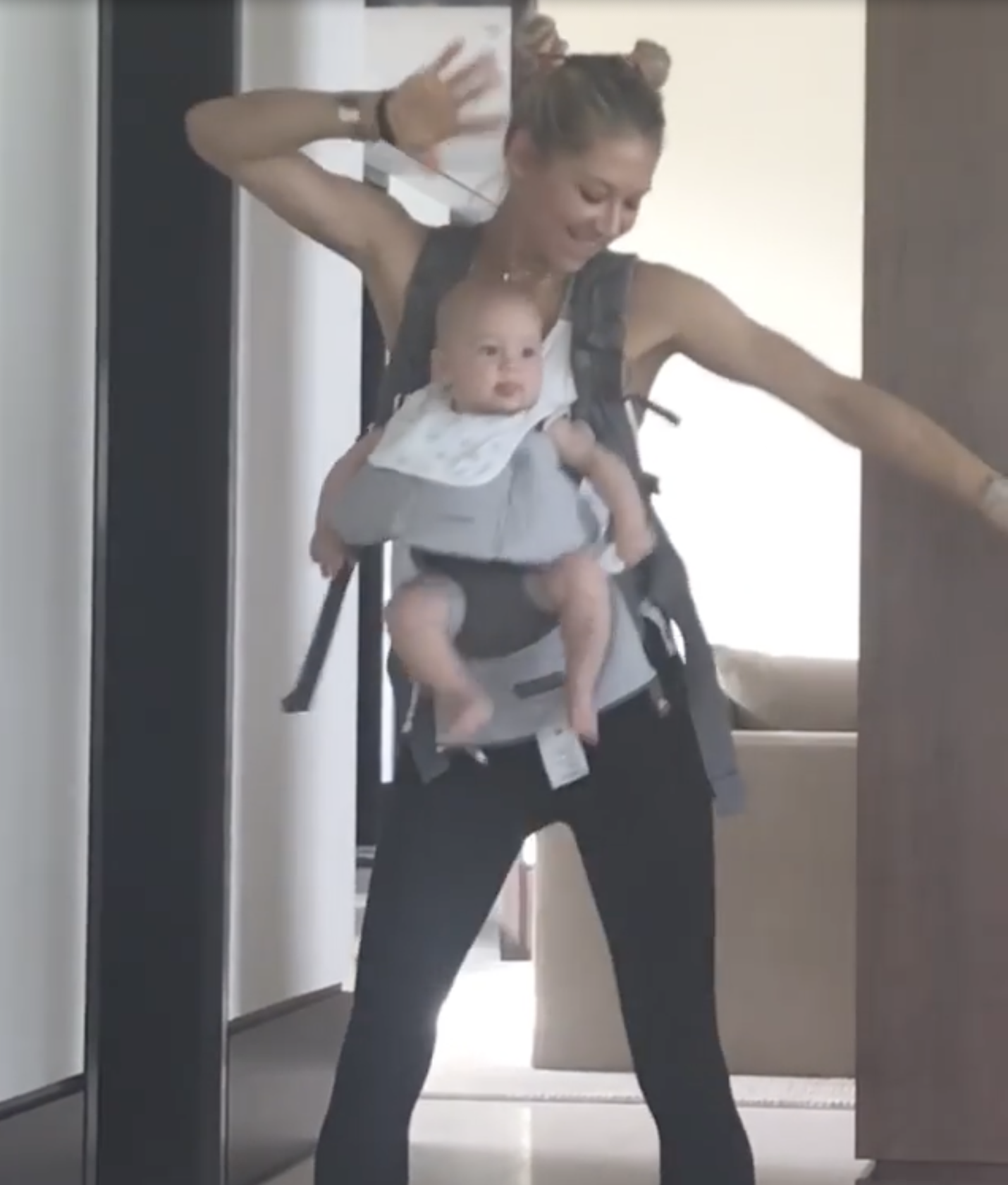 Anna Kournikova dancing while wearing a baby carrier holding Lucy Iglesias, from a post dated May 23, 2018 | Source: Instagram/annakournikova