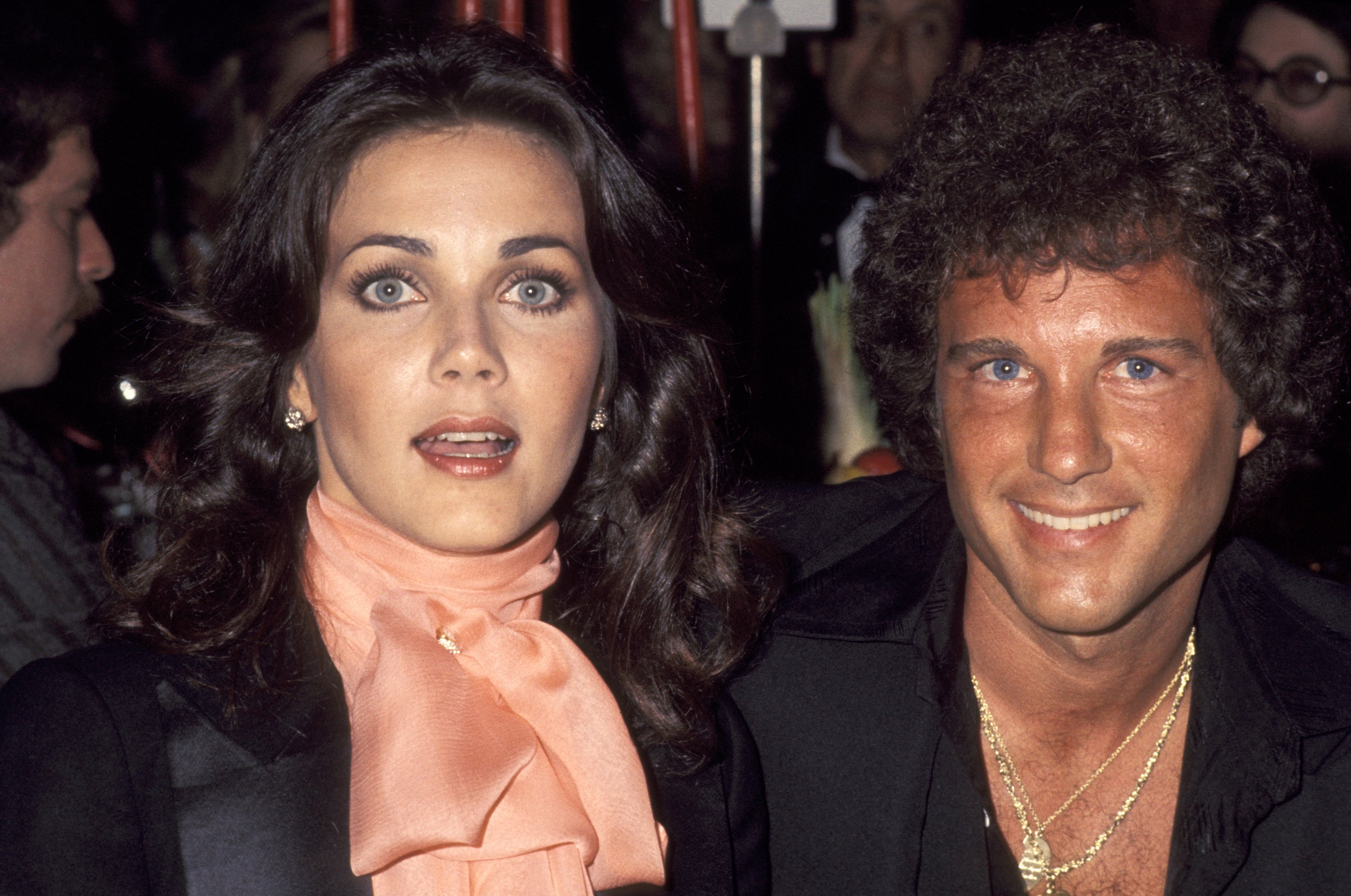 Lynda Carter and Ron Samuels at the Salute to Elizabeth Taylor and Jack Warner by Jewish National Fund Banquet in Beverly Hills, California, on June 12, 1977 | Source: Getty Images