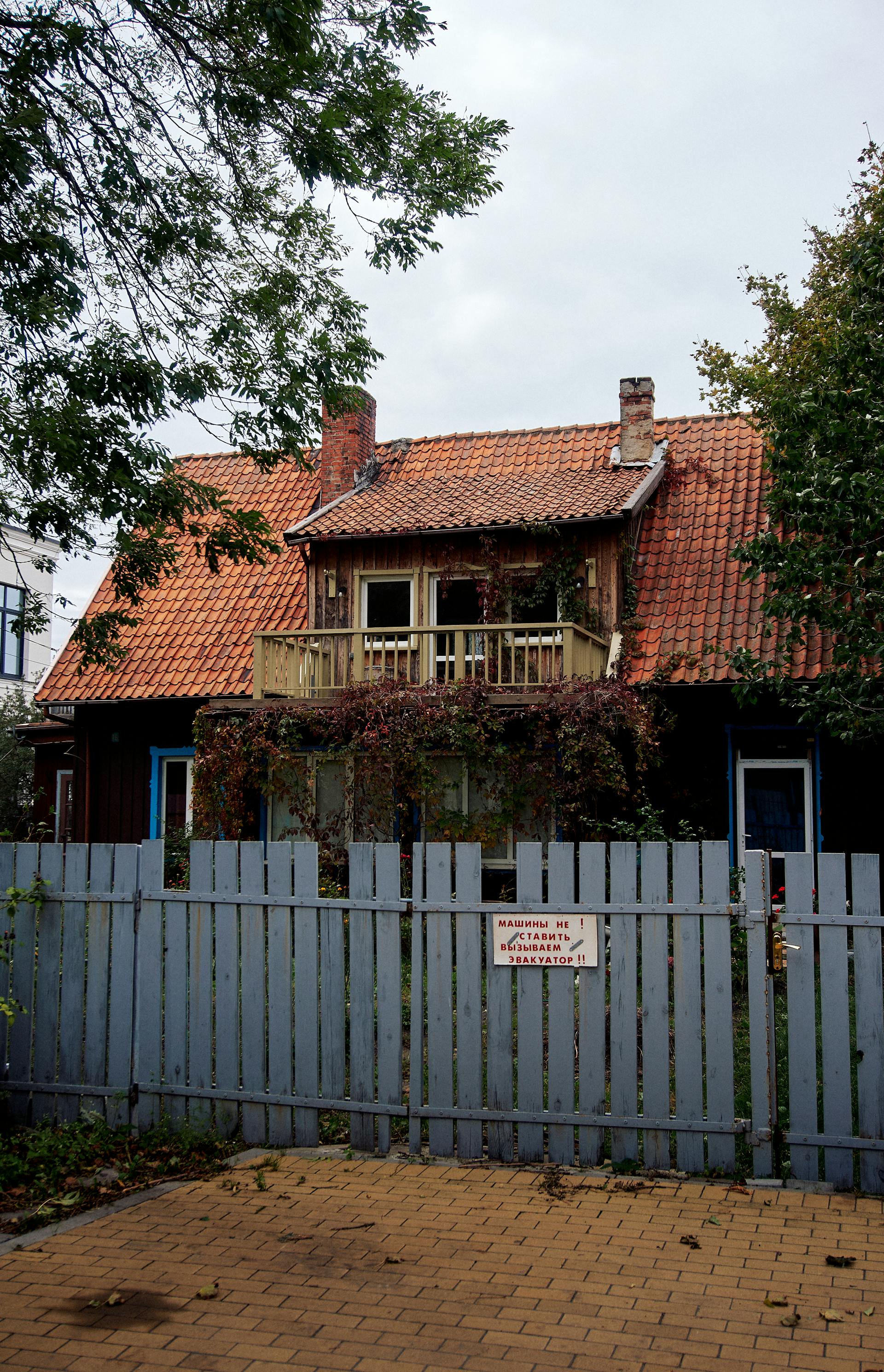 A house with a blue fence | Source: Pexels