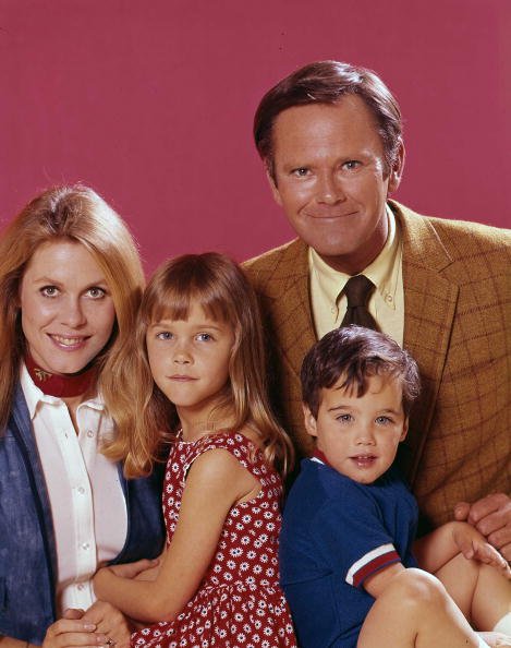 Elizabeth Montgomery, Dick Sargent, Erin Murphy, and David Lawrence in a publicity portrait issued for the television series, "Bewitched," circa 1971. | Photo: Getty Images