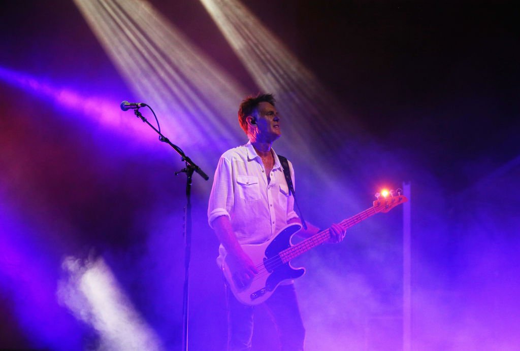 Bones Hillman, bassiste de Midnight Oil, se produit lors de la tournée mondiale The Great Circle 2017 World Tour le 4 octobre 2017 à Darwin, en Australie. | Photo : Getty Images