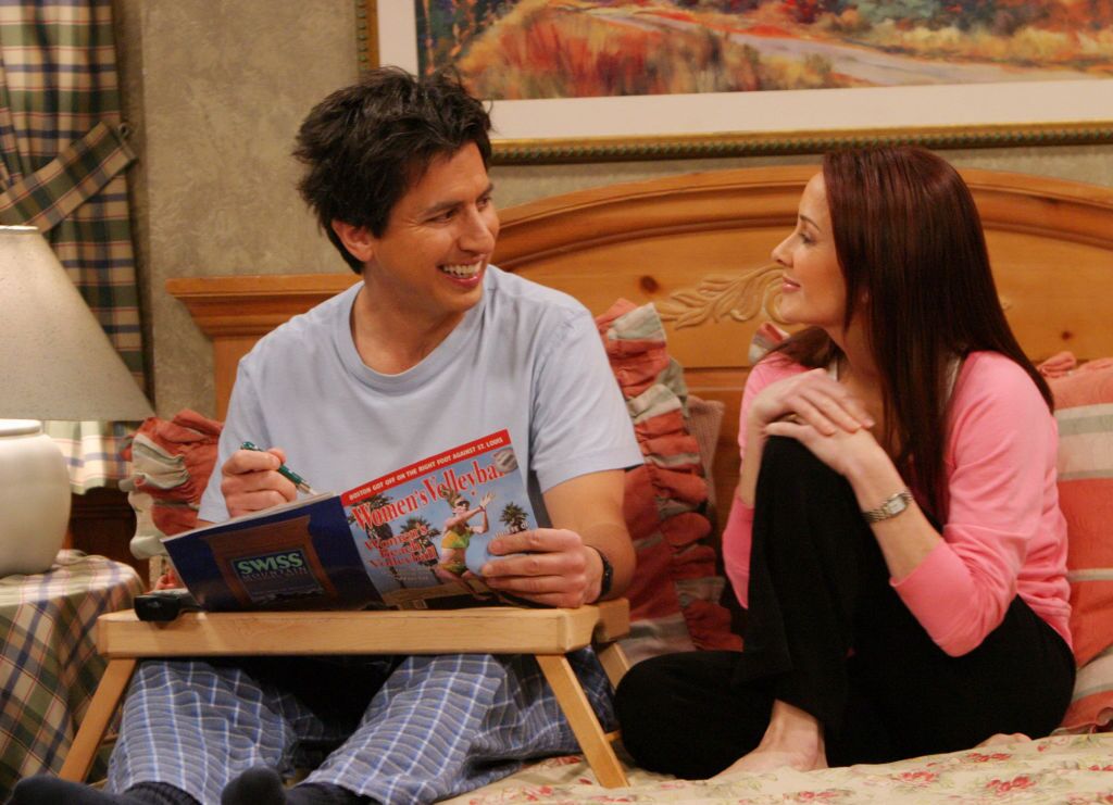 Patricia Heaton and Ray Romano in the final episode of "Everybody Loves Raymond" in 2005 | Source: Getty Images