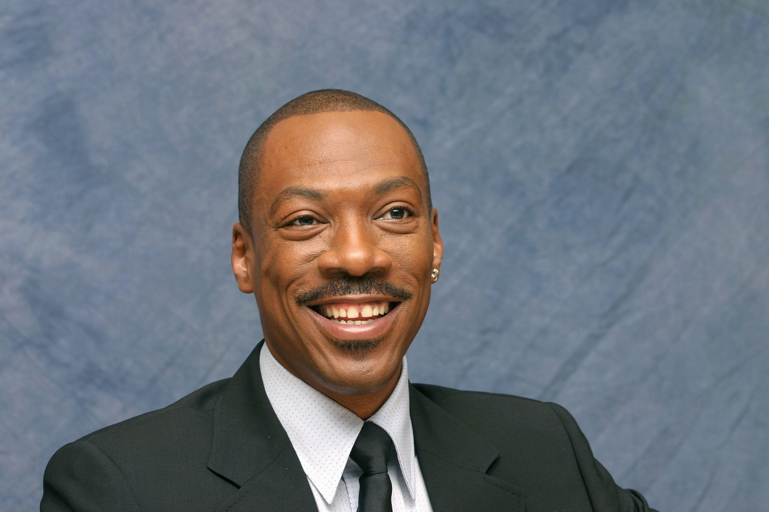 Eddie Murphy speaks with the media at the Beverly Hilton Hotel on November 17, 2006, in Beverly Hills, California. | Source: Getty Images.