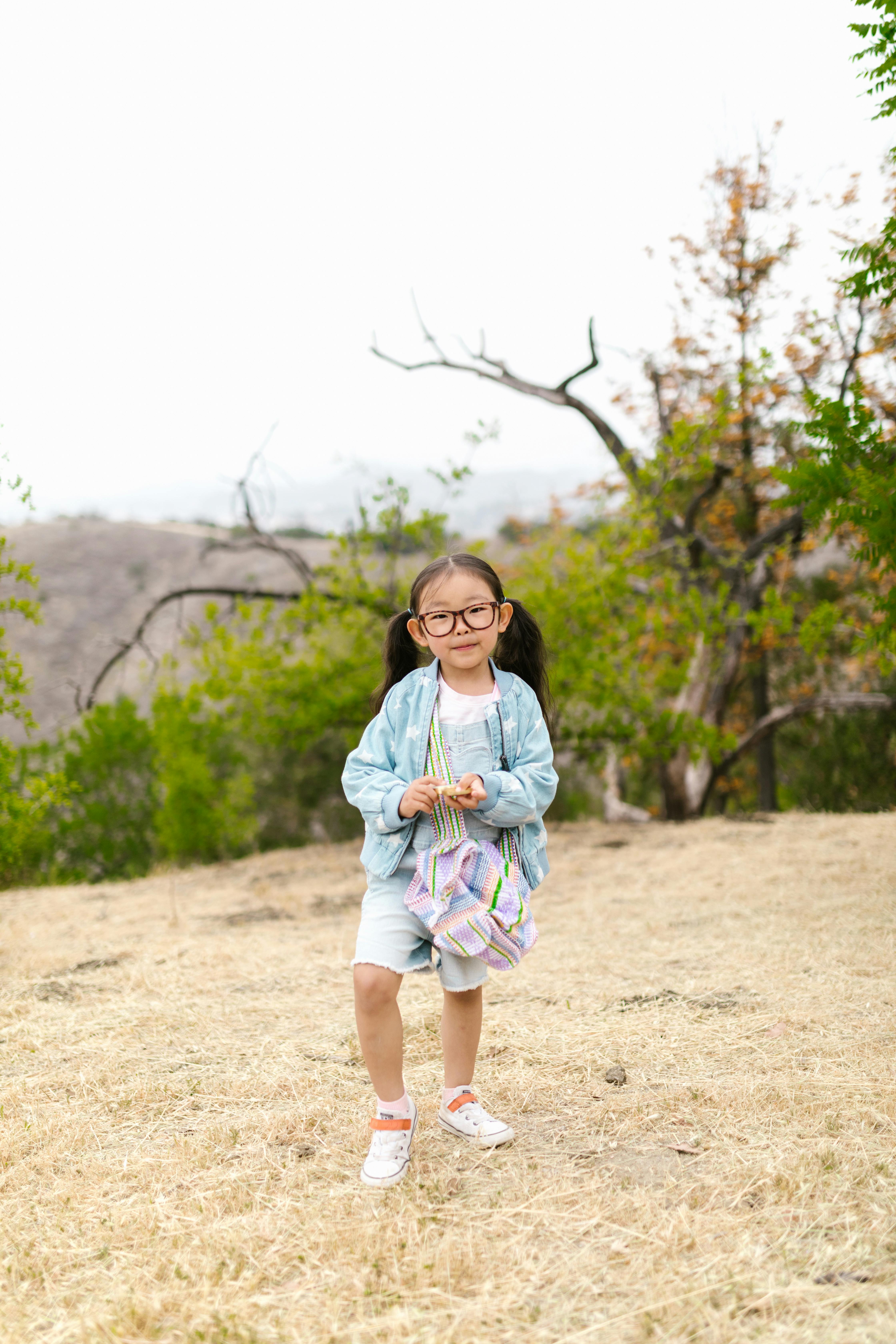 Little girl with her bag | Source: Pexels