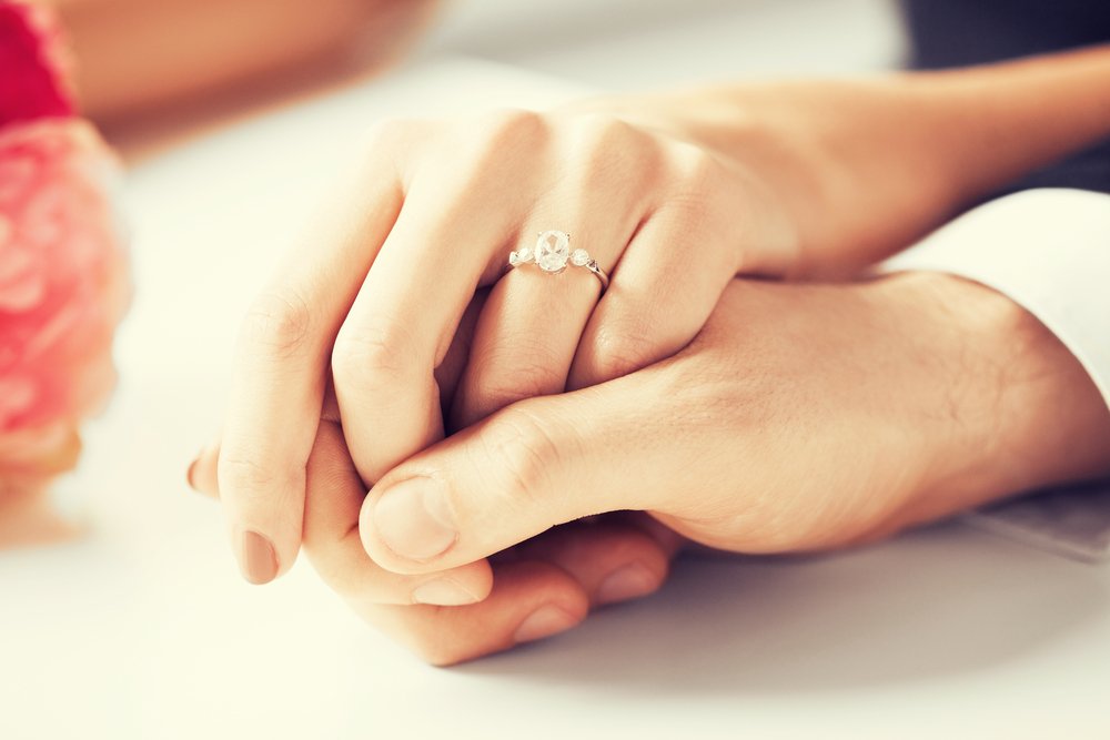 Manos de prometidos entrelazadas. | Foto: Shutterstock