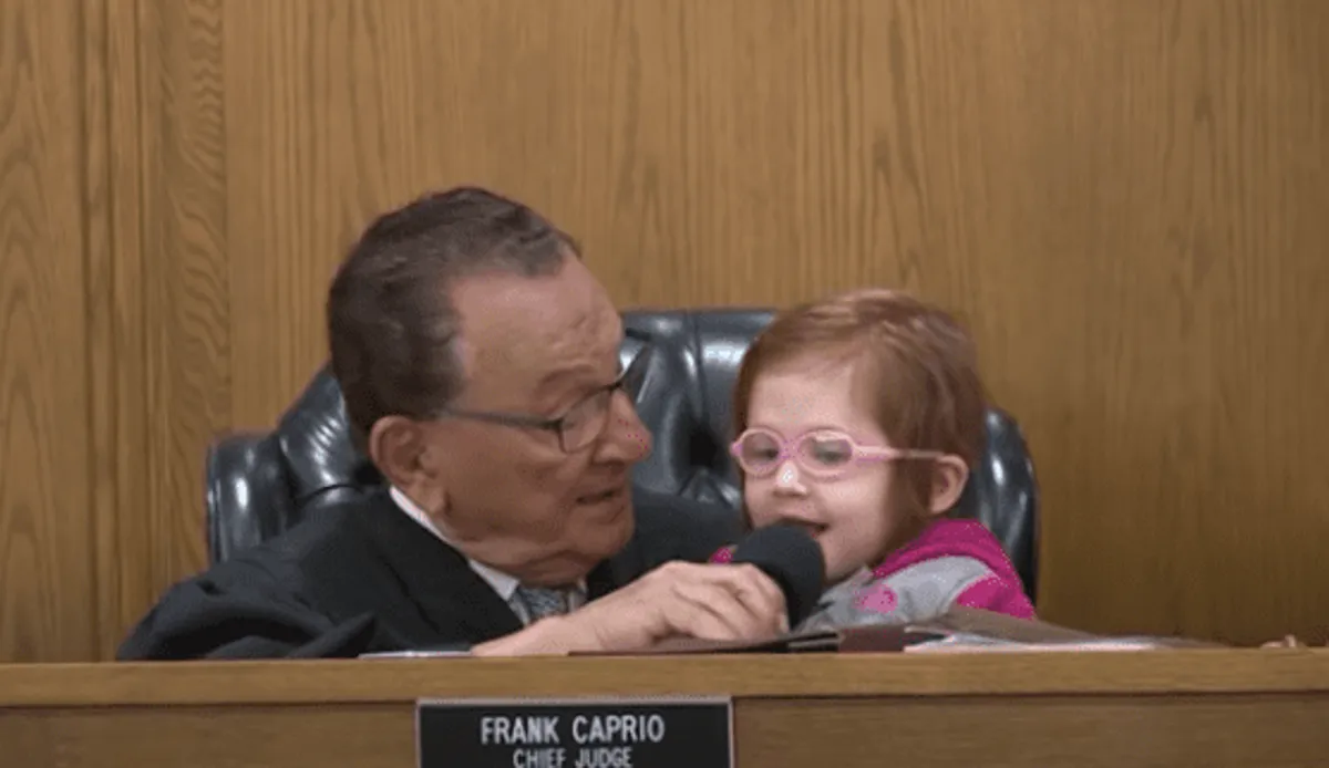 Le juge Frank Caprio et Kaya dans la salle d'audience. | Source : YouTube/CaughtInProvidence