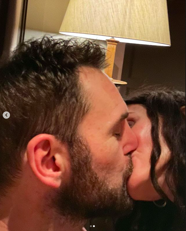 Johnny McDaid and Courteney Cox sharing a kiss posted on January 1, 2023 | Source: Instagram/courteneycoxofficial