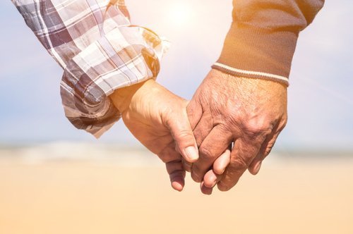 Un couple de personnes âgées se tenant la main. Photo : Shutterstock