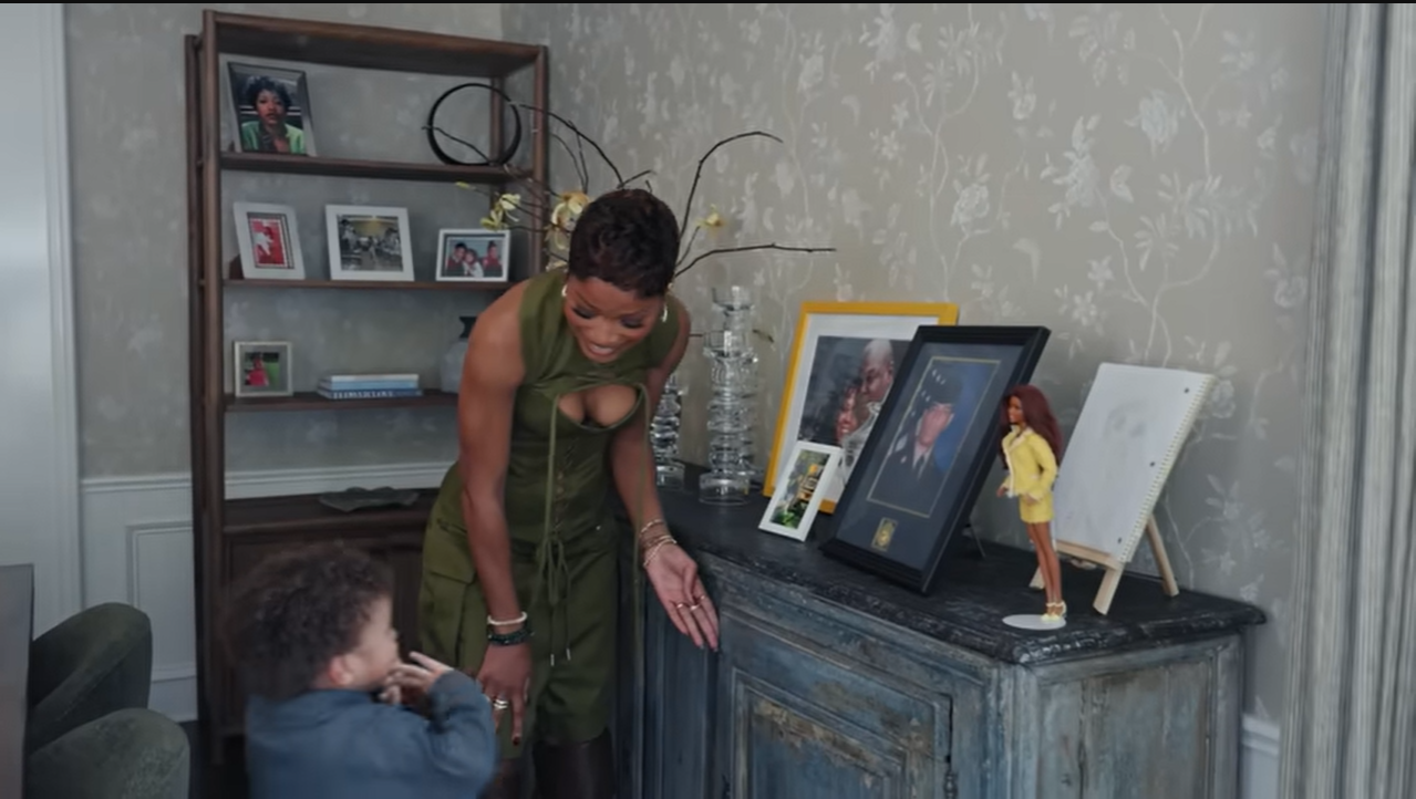 Instead of being proudly displayed on a mantle, the photo was hilariously hidden away behind closed doors. | Source: YouTube/@Archdigest