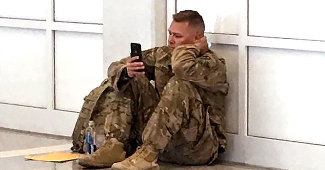 Brooks Lindsey sitting on the airport floor while watching his child's birth through video call. | Source: facebook.com/tracy.d.dover