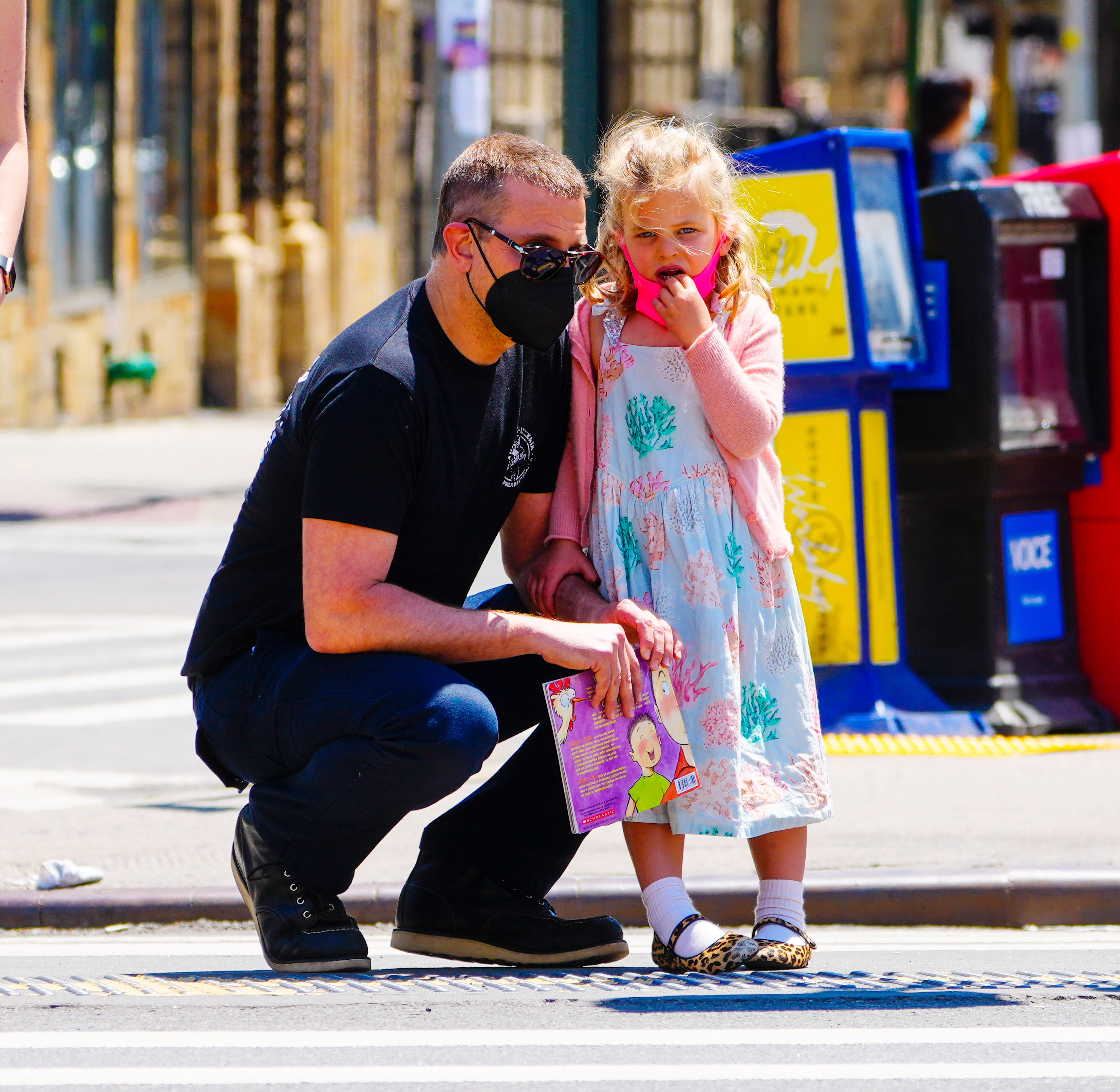 Bradley Cooper se ve con su hija Lea de Seine el 17 de mayo de 2021 en la ciudad de Nueva York. | Foto: Getty Images