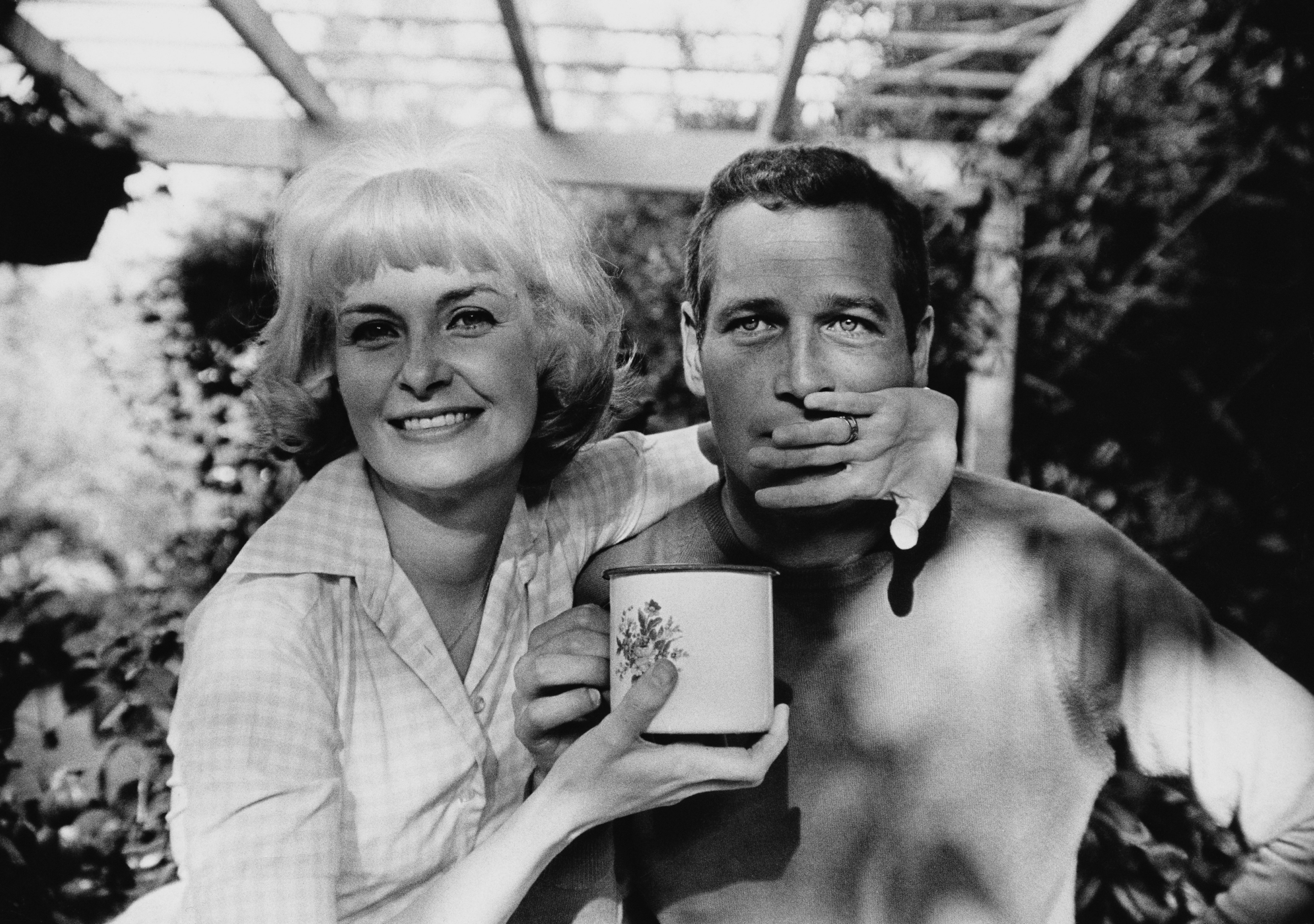 Der amerikanische Schauspieler Paul Newman (1925 - 2008) mit seiner Frau, der Schauspielerin Joanne Woodward, um 1963. | Quelle: Getty Images