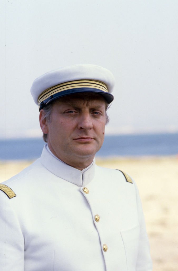 Bruno Cremer lors du tournage du film 'Le Matelot 512' réalisé par René Allio le 26 juin 1984 à Lorient, France. | Photo : Getty Images