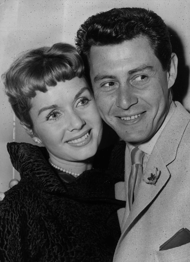 American singing star Eddie Fisher and his wife, actress Debbie Reynolds at a press reception. | Source: Getty Images