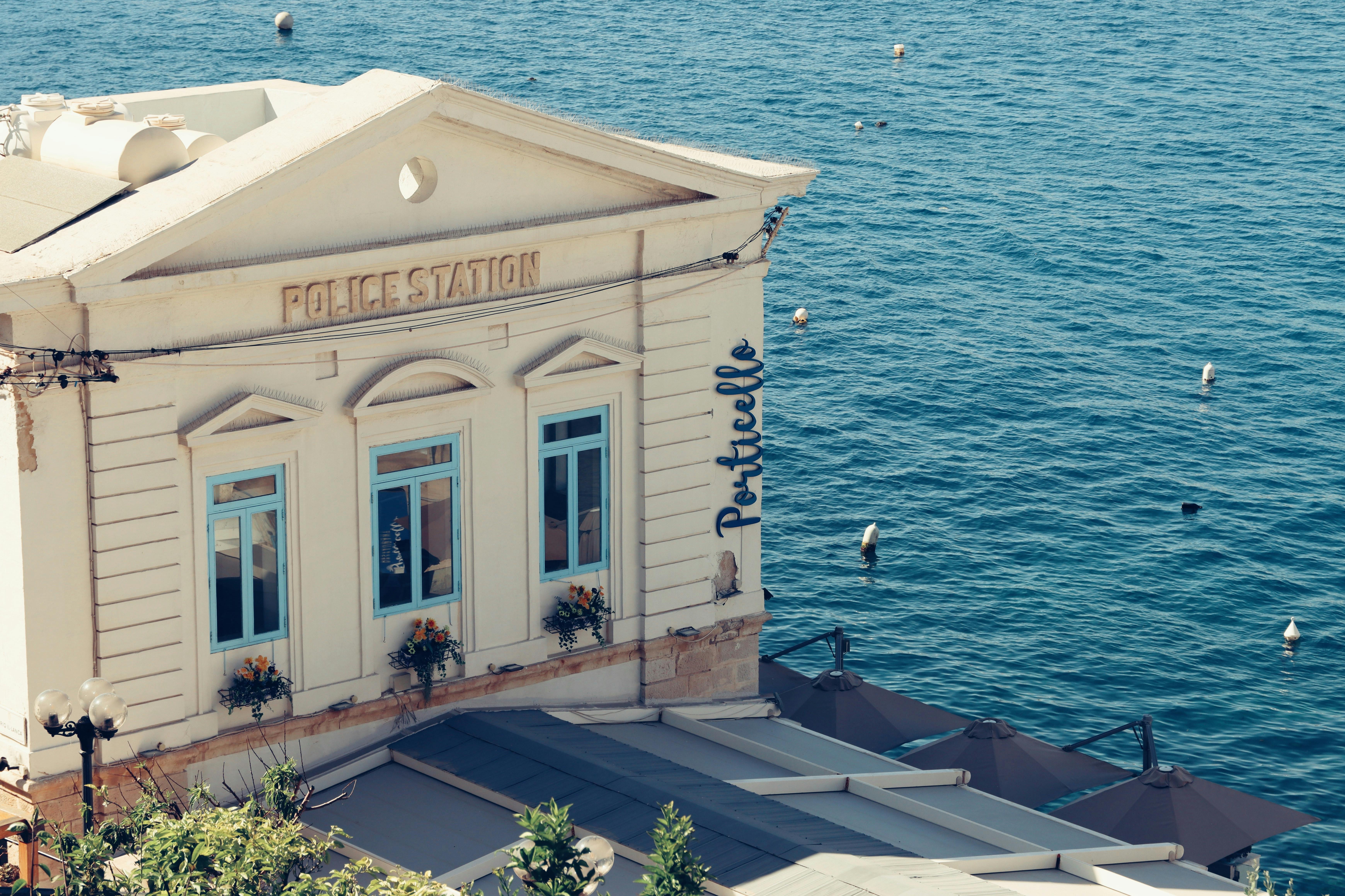 A police station situated close to the sea | Source: Pexels