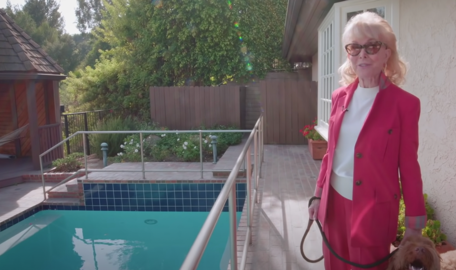 Barbara Eden muestra su patio trasero con piscina en su casa de Beverly Hills, Los Ángeles. | Foto: YouTube@People