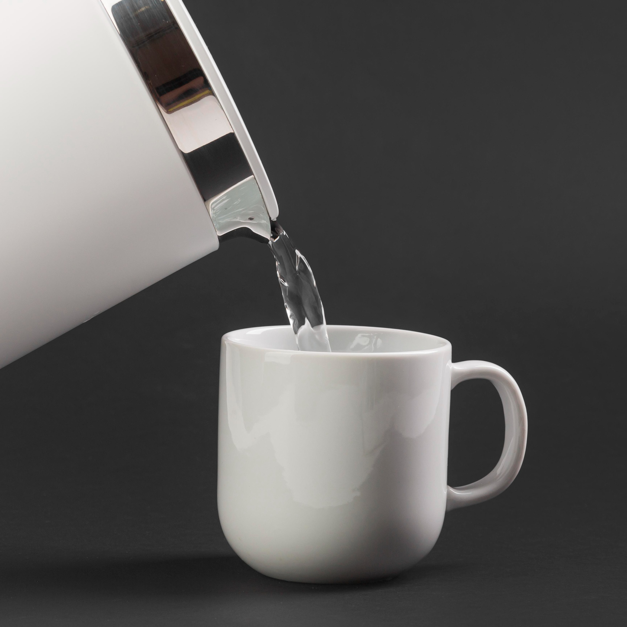 A person pouring water from a kettle | Source: Freepik