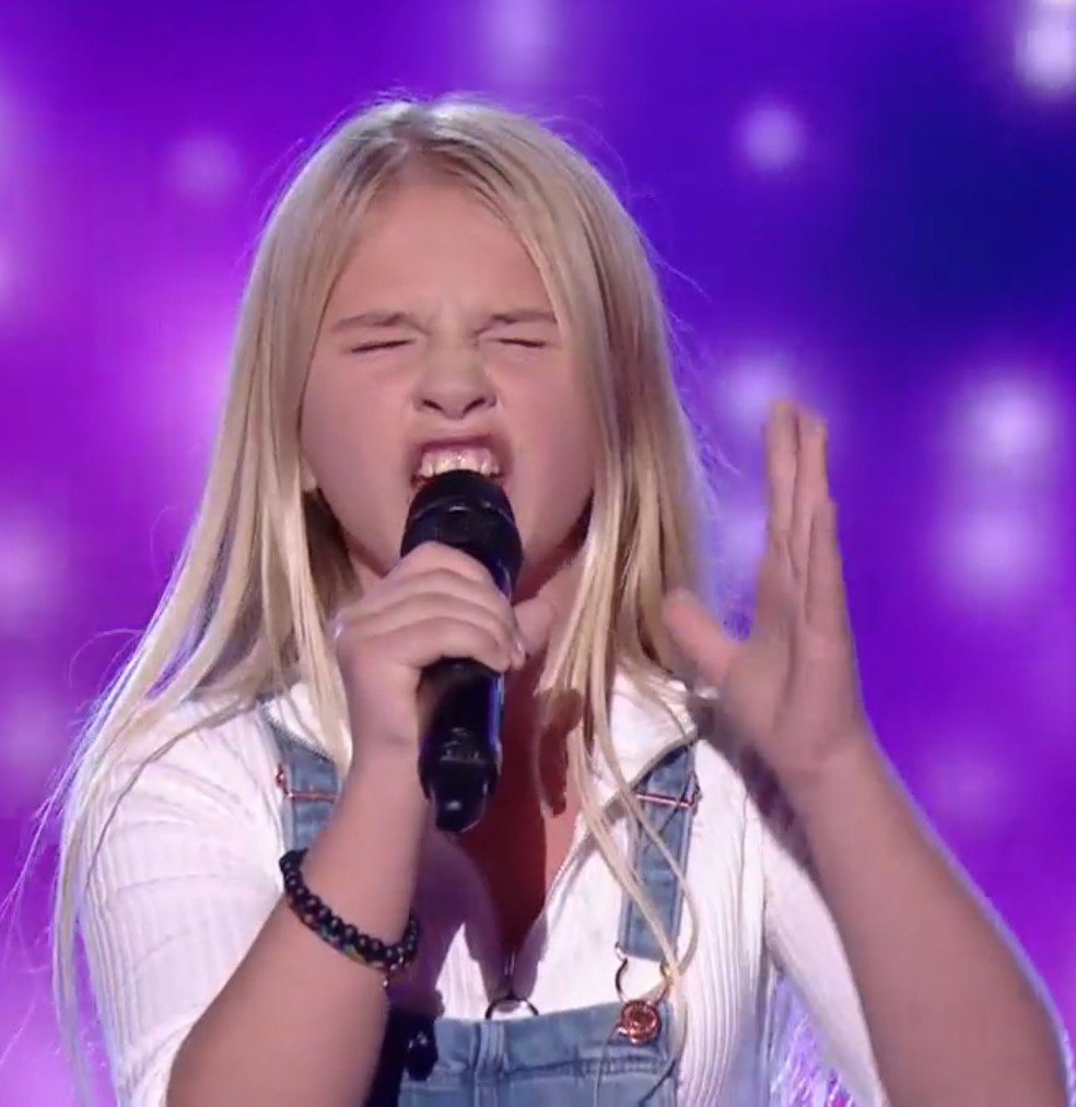 Aude sur scène dans "The Voice : Kids". l Source : TF1 Replay