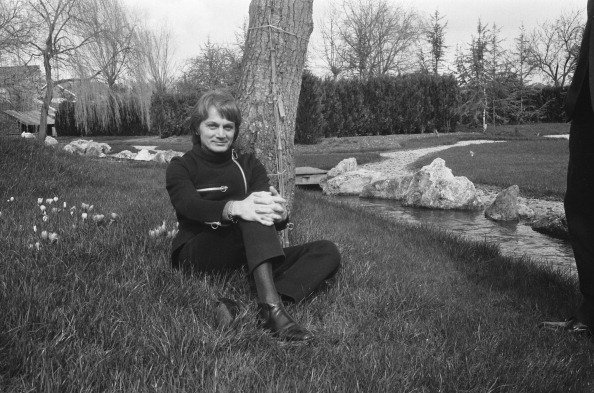 Claude François chez lui au Moulin de Dannemois, France en 1970. | Photo : Getty Images