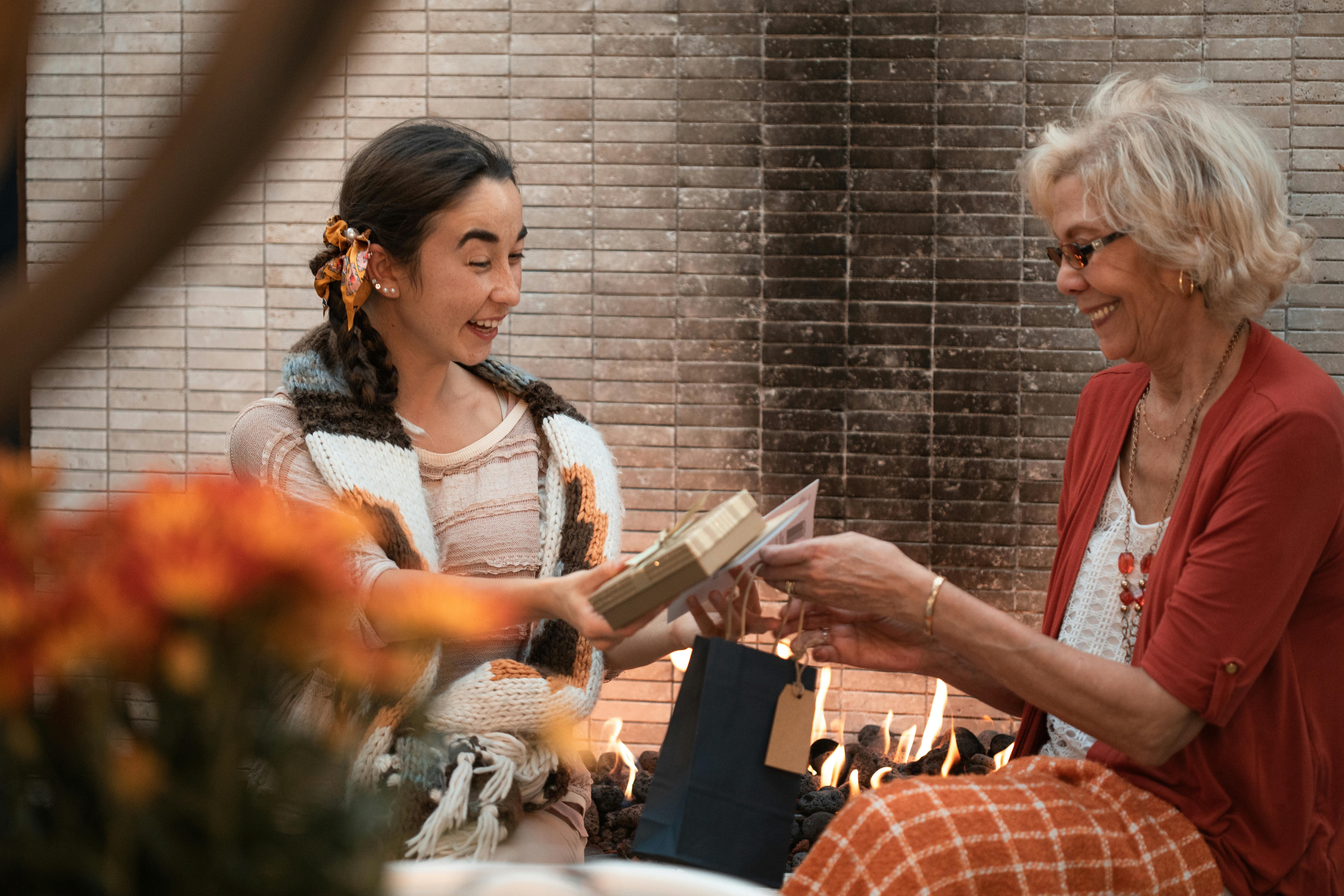 A mom and daughter duo spending time together | Source: Pexels