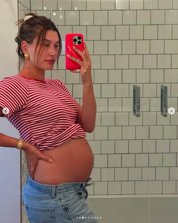 Hailey Bieber posing for a mirror selfie when she was still pregnant. | Source: Instagram/haileybieber