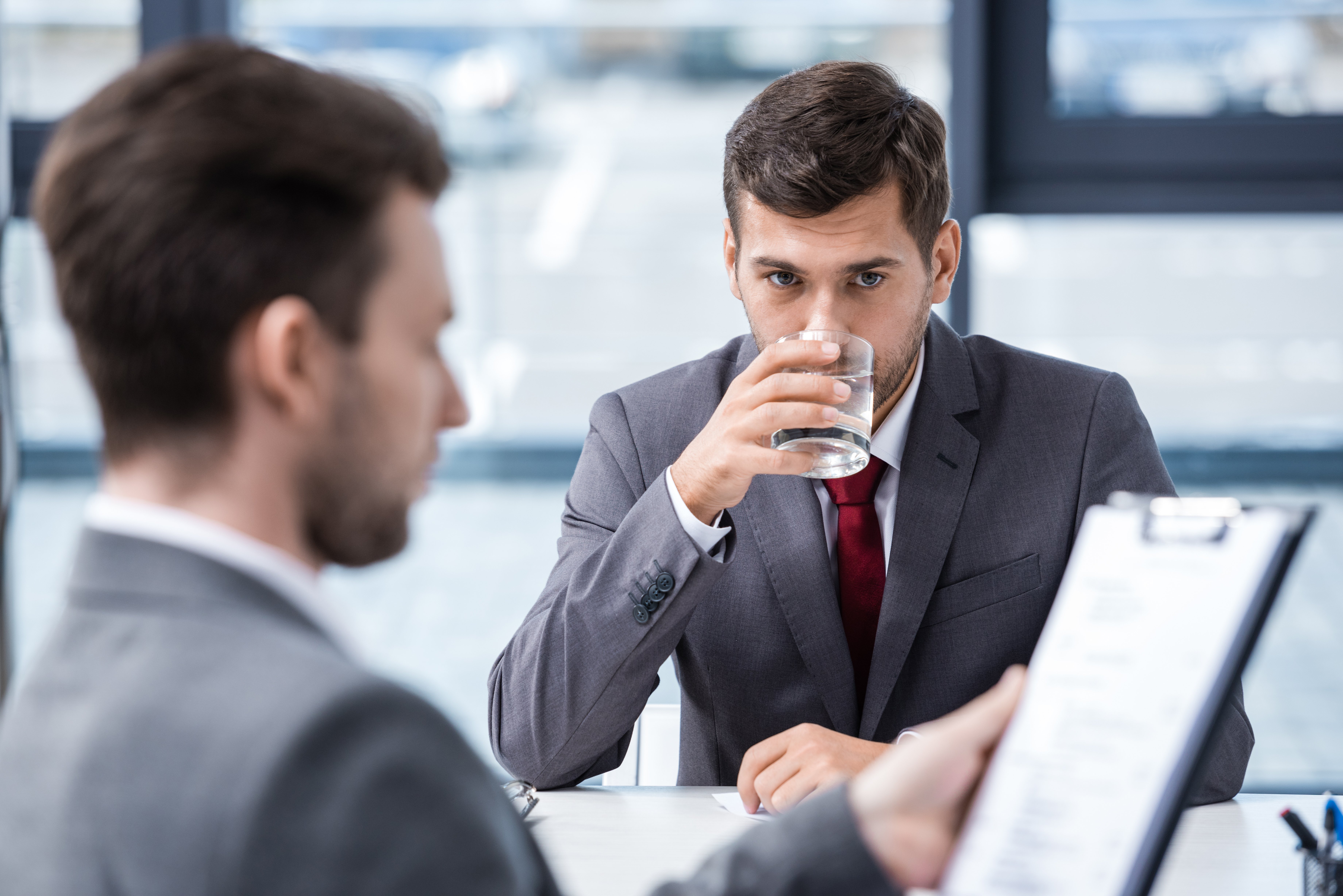 Candidato nervioso en entrevista de trabajo. | Foto: Shutterstock