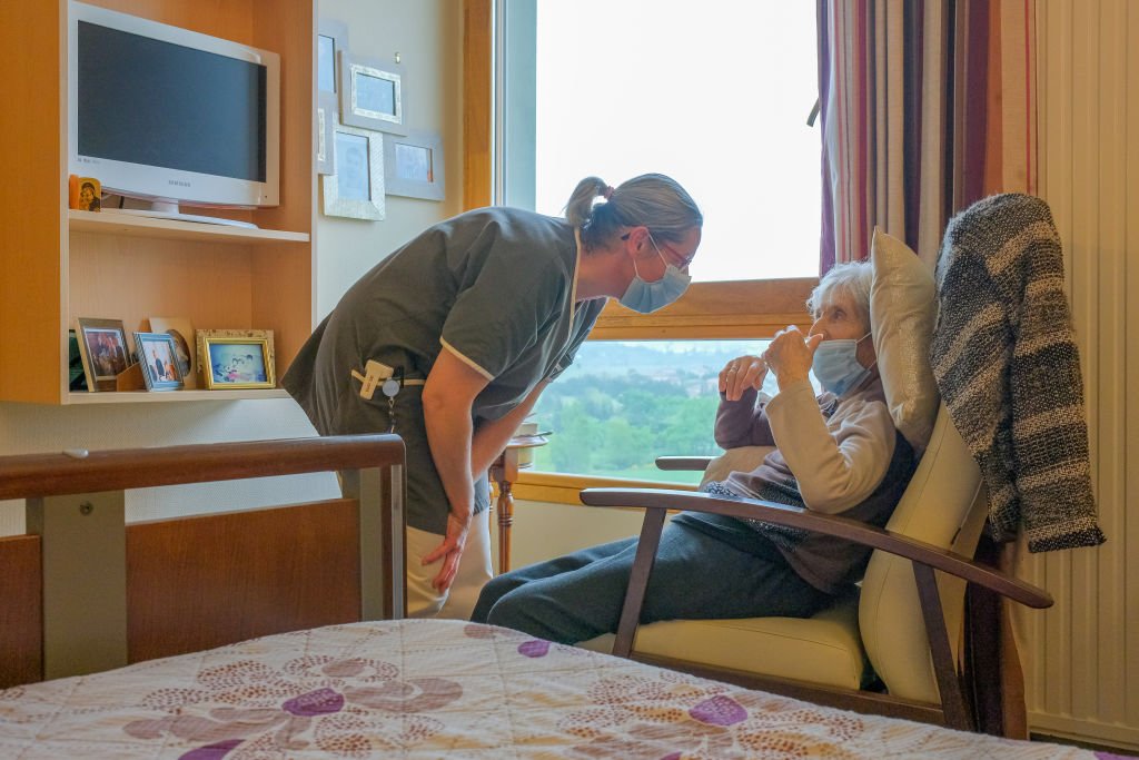 Une infirmière et une patiente dans un Ephad. | Photo : Getty Images