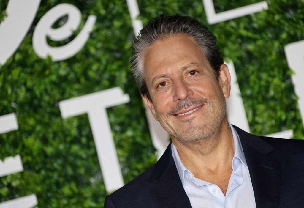 Le réalisateur et producteur américain Darren Star pose lors d'un photocall dans le cadre du 60e Festival de Télévision de Monte-carlo à Monaco, le 19 juin 2021. | Photo : Getty Images