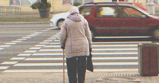 Eine ältere Frau bat ihn am Zebrastreifen um Hilfe. | Quelle: Shutterstock