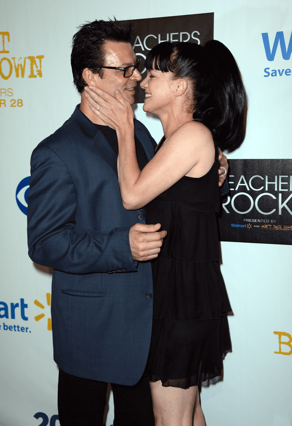 Pauley Perrette mit ihrem Verlobten Thomas Arklie beim CBS' Teacher's Rock Special Live Concert Press Room am 14. August 2012, in Los Angeles, Kalifornien. | Quelle: Getty Images